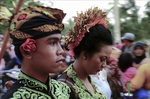 the procession took place on the main street of her village in southern Lombok, where all the participants and the orchestra marched to her parents' house. the bridal couple and their families are expected to be serious throughout the entire ceremony which lasts for 4 days. In fact she really was in a sad mood during the whole time.