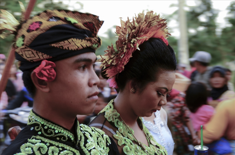 the procession took place on the main street of her village in southern Lombok, where all the participants and the orchestra marched to her parents' house. the bridal couple and their families are expected to be serious throughout the entire ceremony which lasts for 4 days. In fact she really was in a sad mood during the whole time.