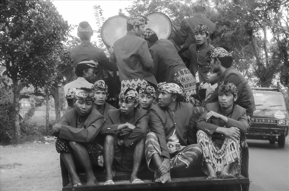 Indonesian bandbus: The drum orchestra also accompanied us on our way to the bride's village. All musicians in traditional Sasak uniform with sarong, jacket and „udeng“, the headkerchief. Also present: the „Beleq“ (a big cylindrical drum)