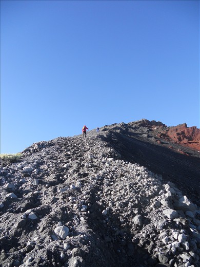 One of tourisst from Malay keep trying to reach the summit