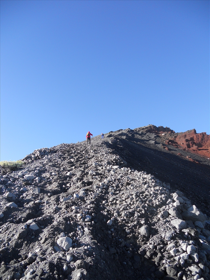 One of tourisst from Malay keep trying to reach the summit