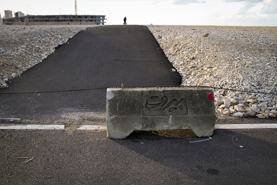 Even though it’s a wide-open expanse where everything is more visible, the landfill is so much more loving towards the dances pouring in from just a block away… however humble, she already claims a sovereignty all her own. But will Beirut ever let her be?