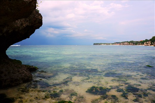 On my first day in Bali I went on a walk with my mum discovering this beautiful view at Bingin Beach. 