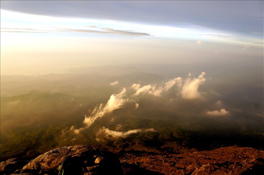 We got up at 2am to hike up Gunung Agung and watch the sunrise in 3142 m height on top of the volcano.