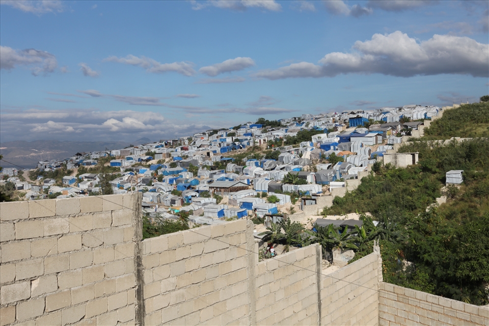 As I stood on that hill, I took in and captured with my camera the sheer scale of the tents erected on the steep hill face. Everywhere I looked were sprawling masses of crude tarpaulin homes as far as the eye could see. Crude makeshift shelters that for now they call home. Tens of thousands of now homeless individuals in these tented communities have united in order to survive, vulnerable to the elements.