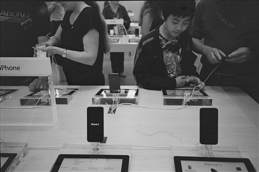 Apple store beehive of activity while i wait for my cousin.