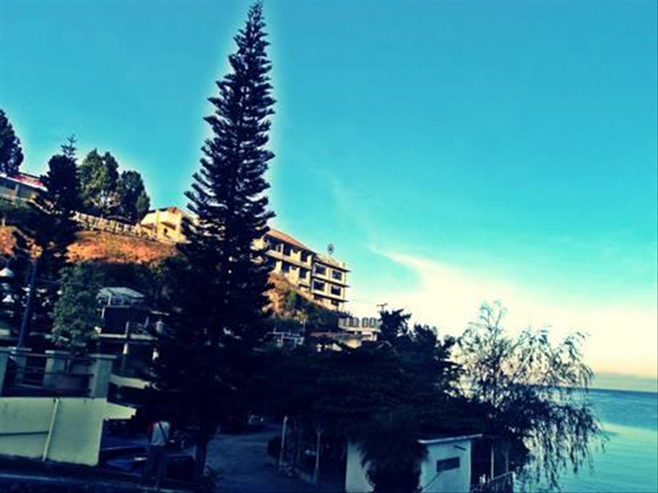 a view from the shore that is very delightful.