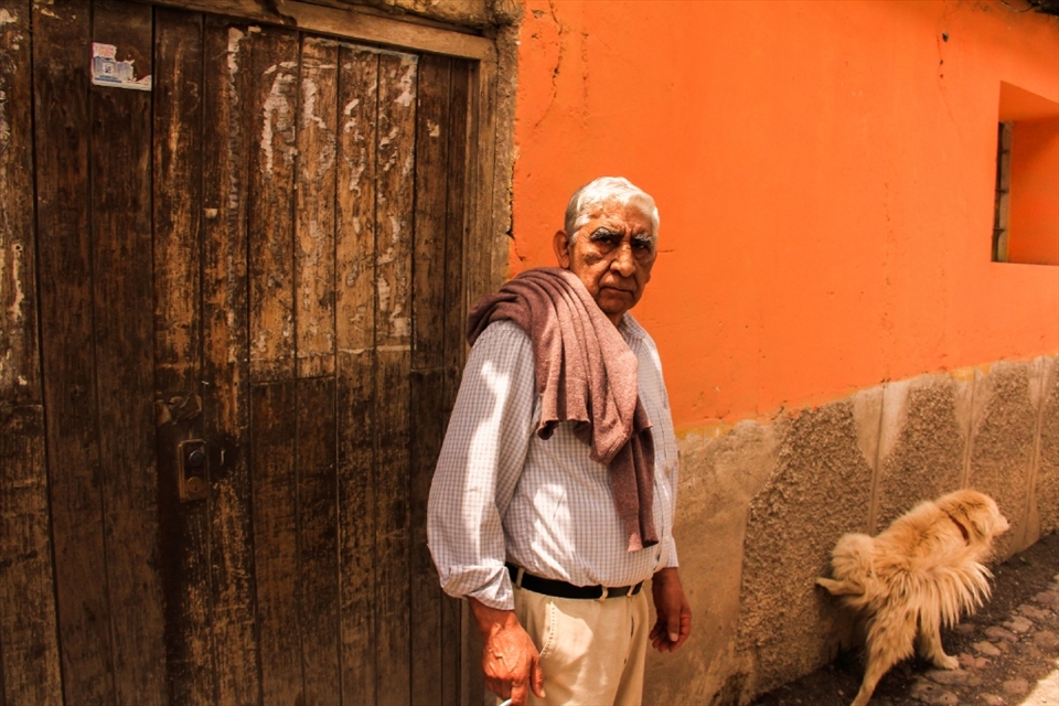 'Contact'.
Chapter 3. I move on. The road keeps doing zig zag. After passing 2 or 3 small villages hidden either by clouds or mountains, I stop. I take some time to study the inhabitants. This is no longer Machu Picchu and they're not that used to interact with strangers. This man turns back the exact moment I press the shutter -  while his dog, well, was at the toilette.