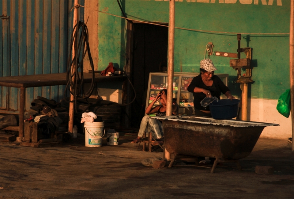 'Scape the desert'.
Chapter 5.
I'm heading to the north of Perú, and my bus passes, as usual, so many tiny villages lost on the way, that I'm sure I will soon forget them all. But not this one. I cannot forget the hopeless-desperate look on this girl, even though I was invisible to her. She's staring at the dry and sandy sunset - I wonder if she does this every day - , while her mother works fixing a tire.