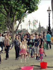 When I came down of London Eye, I was just passing by when this man started doing some bubbles and all those kids began to play with it. I think it's a pretty simple picture but I like the way it captured the joy of the moment.: by luisacneves, Views[124]