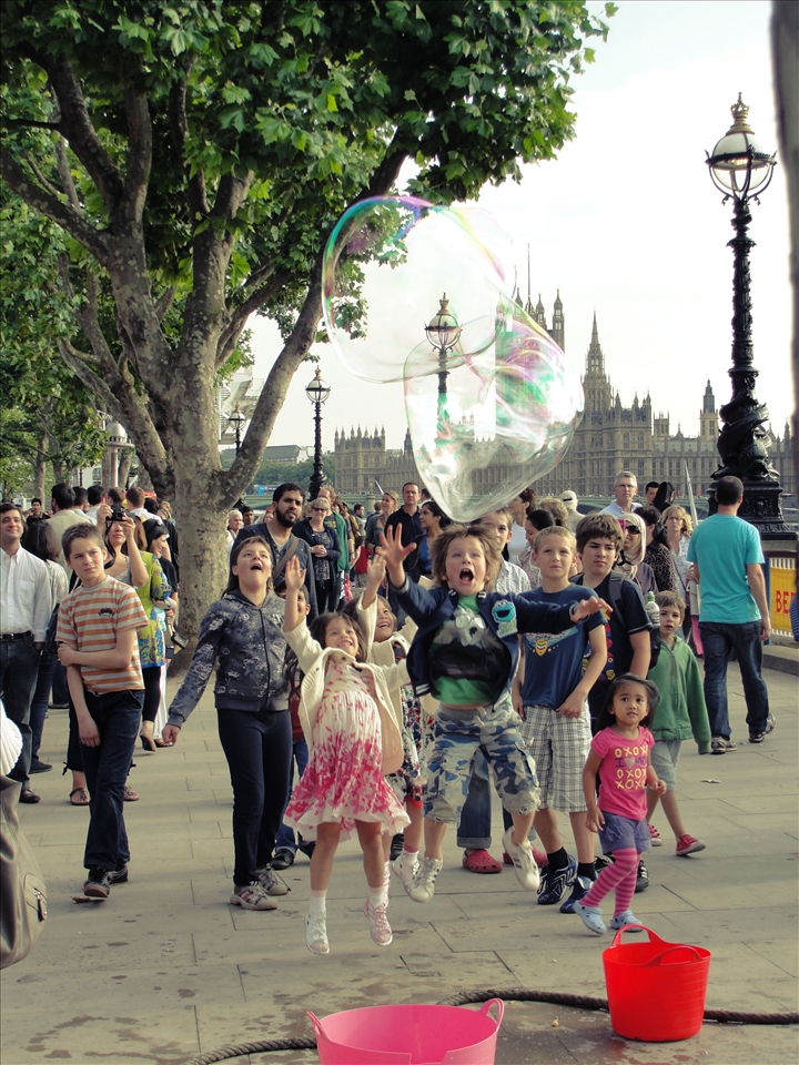 When I came down of London Eye, I was just passing by when this man started doing some bubbles and all those kids began to play with it. I think it's a pretty simple picture but I like the way it captured the joy of the moment.