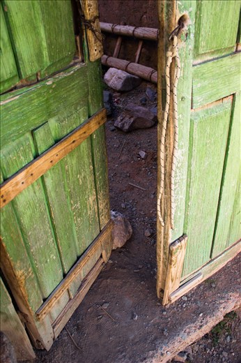 We are welcome to this house near Jujuy. This is the entrance to an old house and mechanical shop.