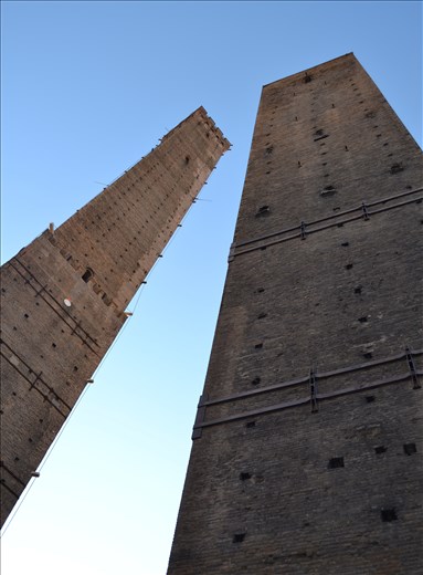 Towers: ensign of prestige of contendents families. The pride and the fall.