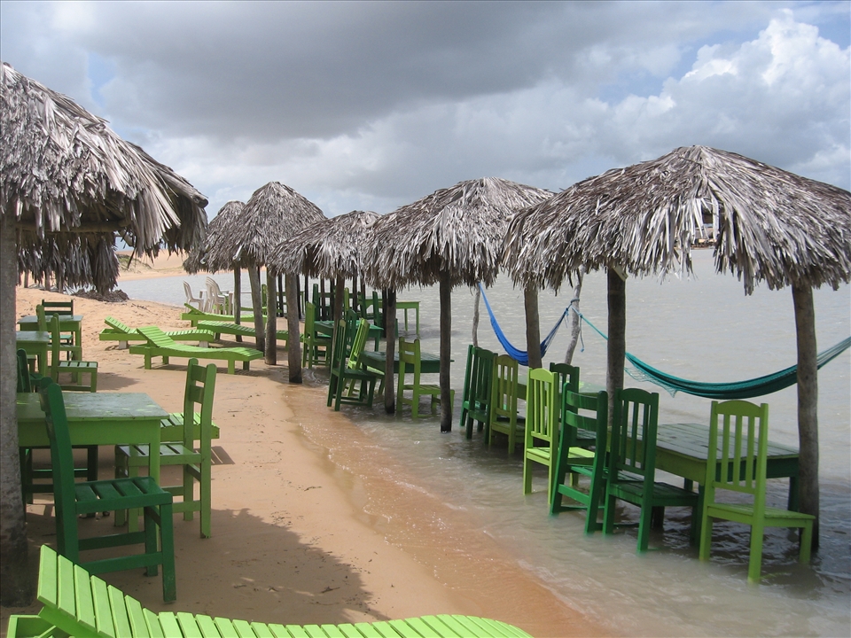 At this lakeside restaurant in the dunes of Tatajuba, Ceará, the inviting green chairs and hammocks dangling in warm water are unfortunately not enough to maintain the steady flow of tourists.