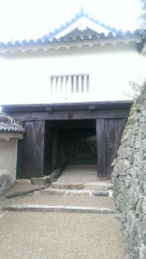 This is Ni-no-Mon or the last gate before the keep.