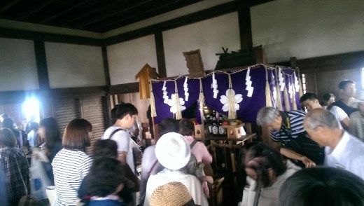 There's a shrine at the top floor which is popular with the crowds. People congregate here to pray making it very difficut for anyone trying to climb back down.