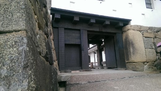 A better view of Hishi-no-Mon