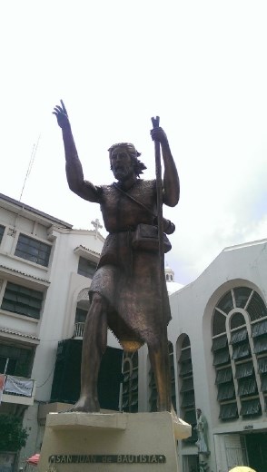 Statue in Plaza Miranda