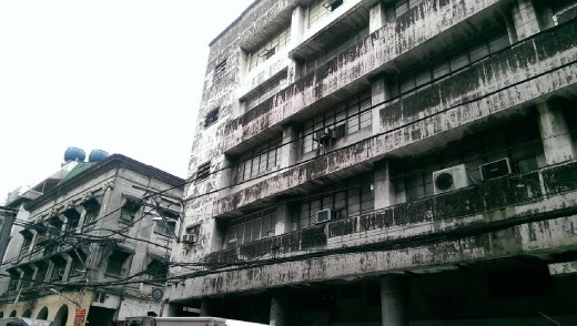 A building on Dasmarinas Street