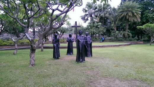 Fort Santiago - Statues in gardens