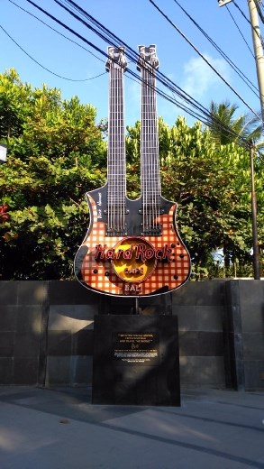 Giant guitar outside Hard Rock Cafe