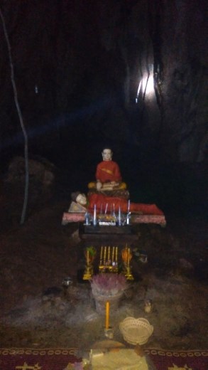 Bet Meas Cave - Looks like a women behind the Buddha