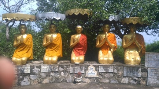 Praying Buddhas opposite seated Buddha