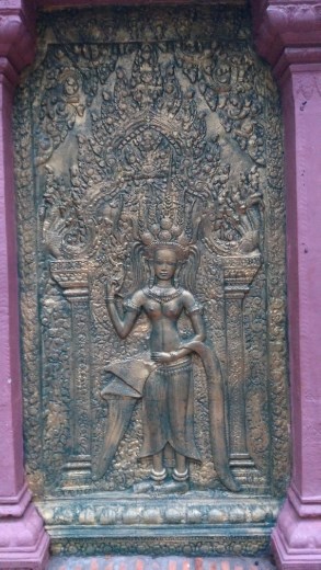 Wat Phnom - Carving