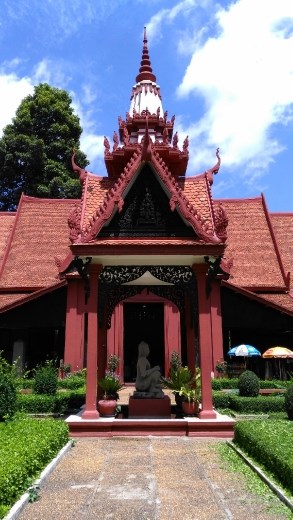 Buddha statue in centre of courtyard in museum