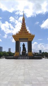 Statue of King Norodom Sihanouk near Independence Monument: by macedonboy, Views[162]
