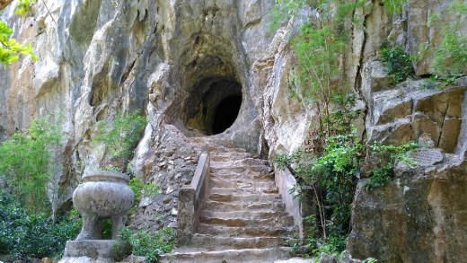 Entrance to Van Thong Cave