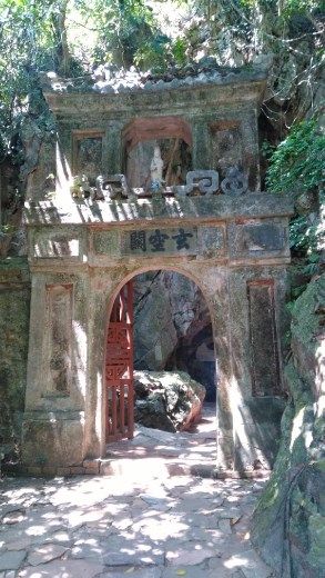 Entrance to Huyen Khong Cave 