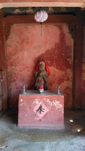 Monkey guardian at western entrance to bridge