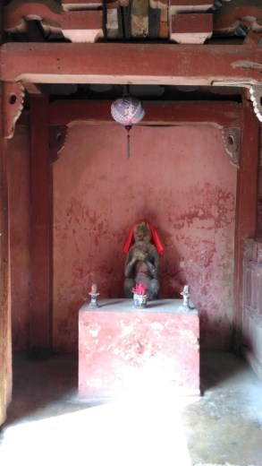 Monkey guardian at western entrance to bridge