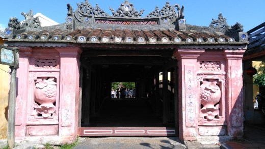 Western entrance to Japanaese Covered Bridge