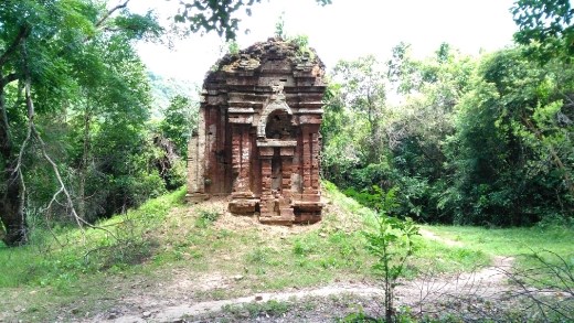 A solitary Group K temple