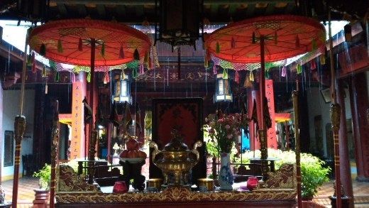 Front alter at Quang Cong Temple