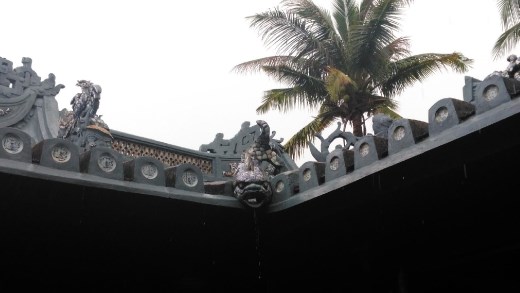 Fish tile on roof of Quang Cong Temple