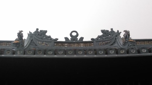 Phoenix tiles on roof of Quang Cong Temple