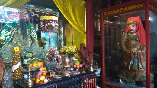 Quan Cong guardian statue