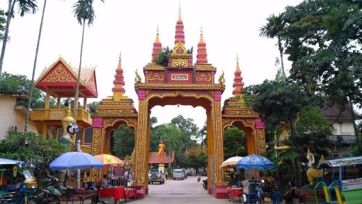 Entrance to Wat Si Muang