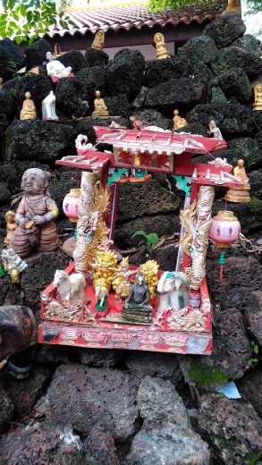Shrine at Wat Si Muang