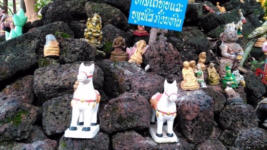Shrine at Wat Si Muang