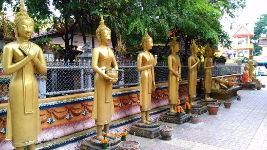 Random statue at Wat Si Muang