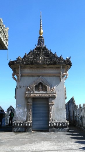 A temple on roof of Putaxai