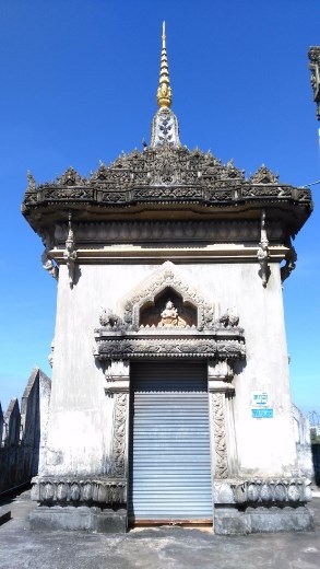 A temple on roof of Putaxai