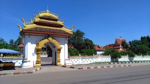 Entrance to Pha That Luang