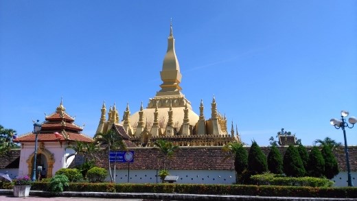 Pha That Luang - entrance to stupa
