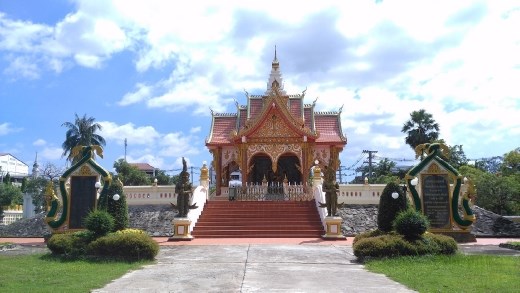 Pavilion in grounds of Wat That Foon