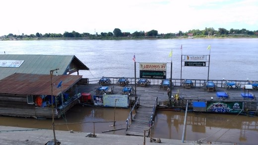 Floating restaurant near Wat Mi Chai Thung